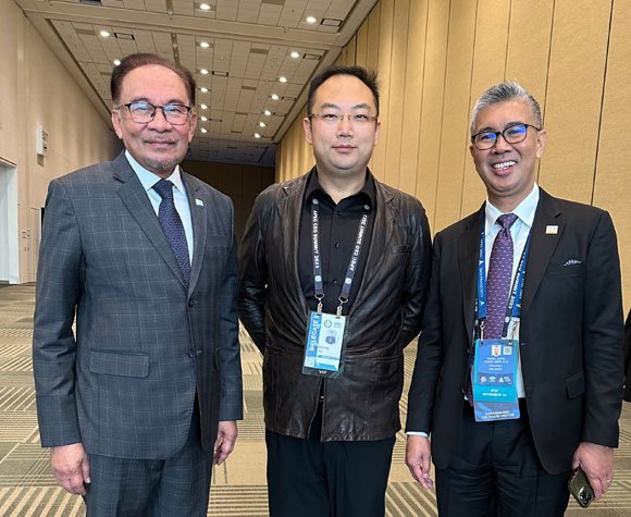 馬來(lái)西亞首相安華（左一）、APEC籌委會(huì)聯(lián)合主席徐鵬（中）、馬來(lái)西亞商務(wù)部長(zhǎng)TENGKU ZAFRUL TENGKU ABDUL AZIZ（右一）